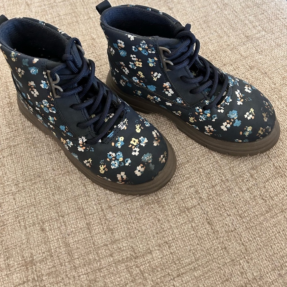 Oshkosh Navy Girls Ankle Boot with a Floral Design Lace Up
Size 10M